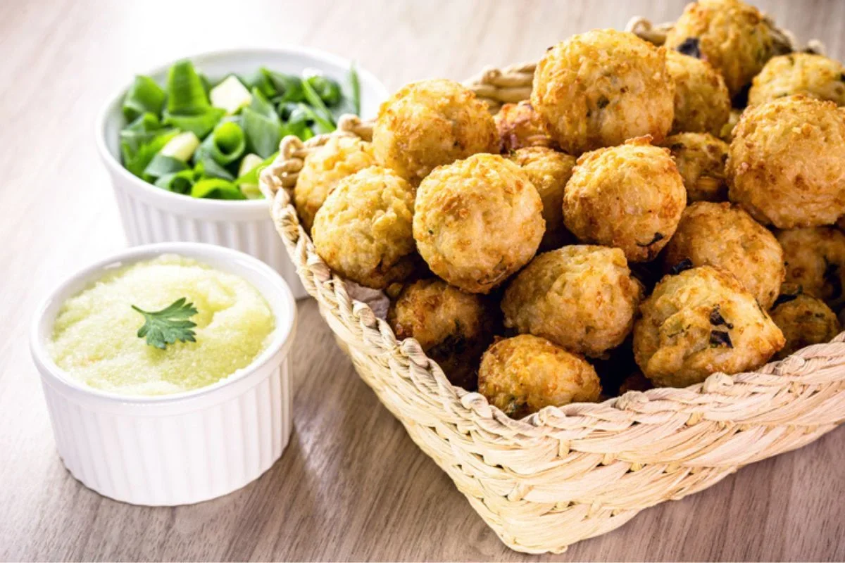Bolinho de arroz receita simples e perfeita para aproveitar sobras