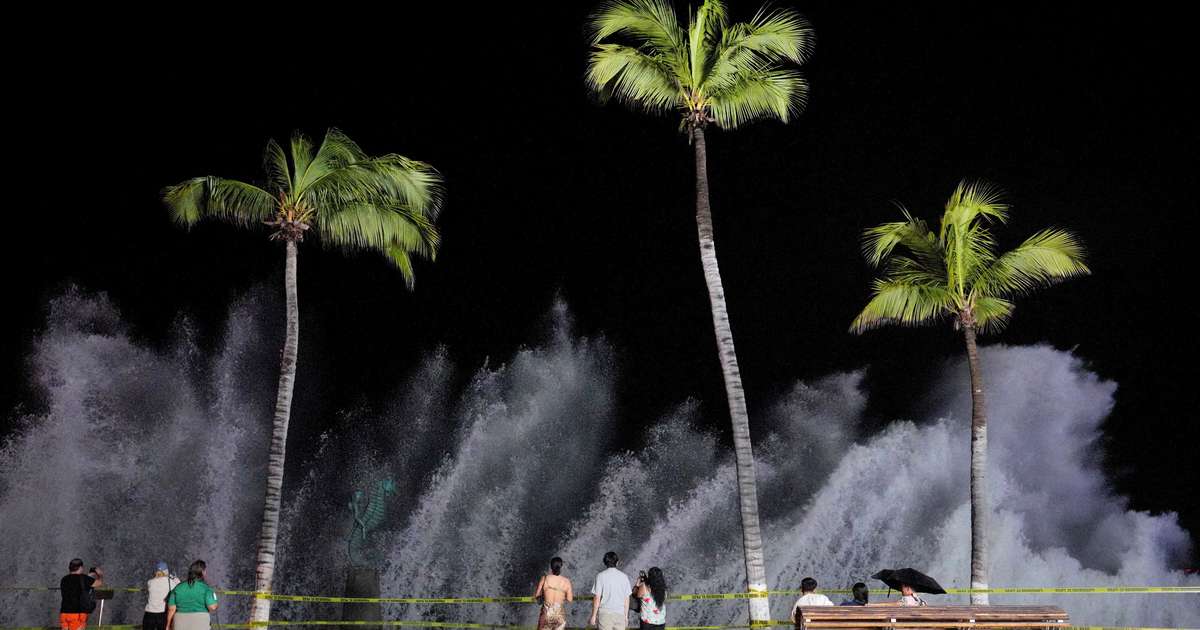 Furacão Simon causa inundações na costa do México no Pacífico