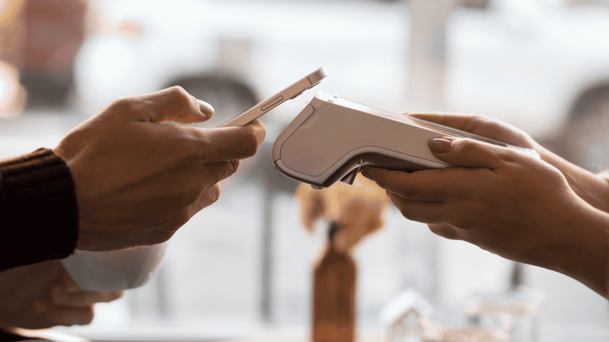 pessoa fazendo pagamento em máquina de cartão com o celular, por aproximação