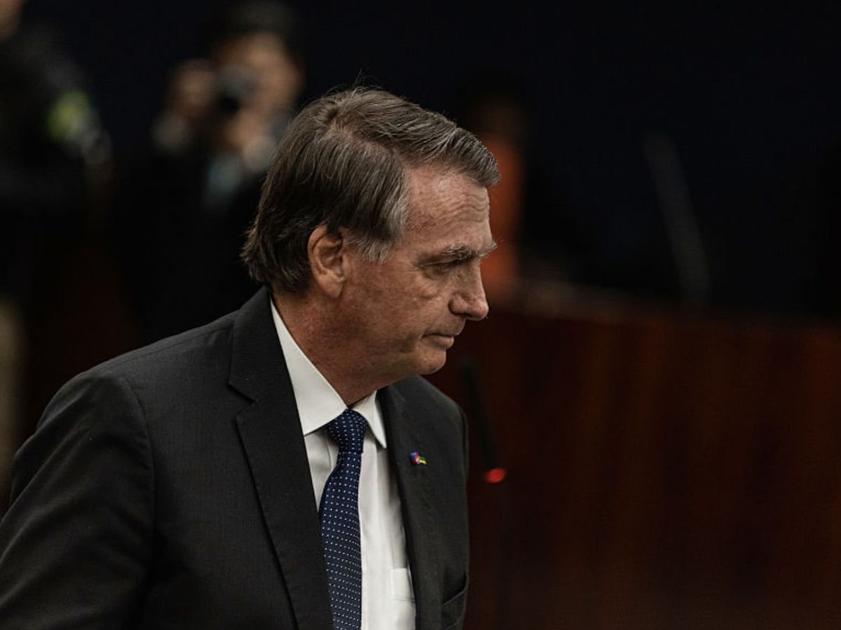 Jair Bolsonaro teve taquicardia e dificuldade para respirar na última semana, diz boletim médico