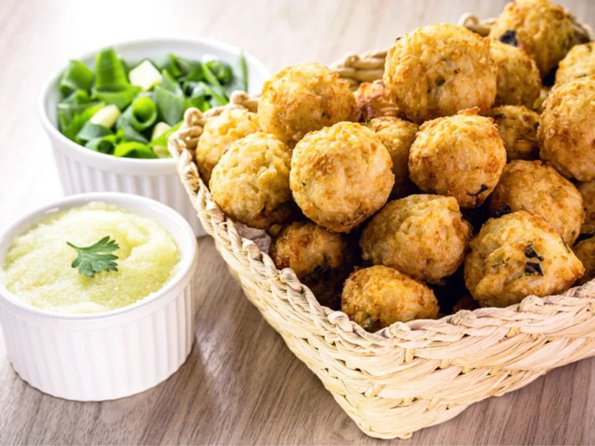 Bolinho de arroz: receita simples e perfeita para aproveitar sobras