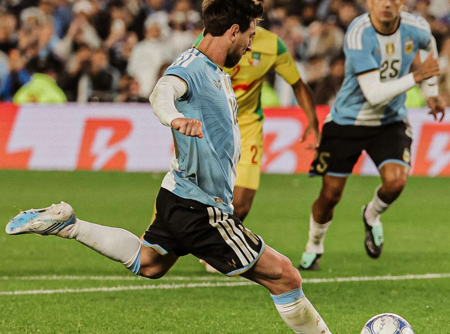 Messi marcou de pênalti contra o Benin em sua despedida da seleção argentina