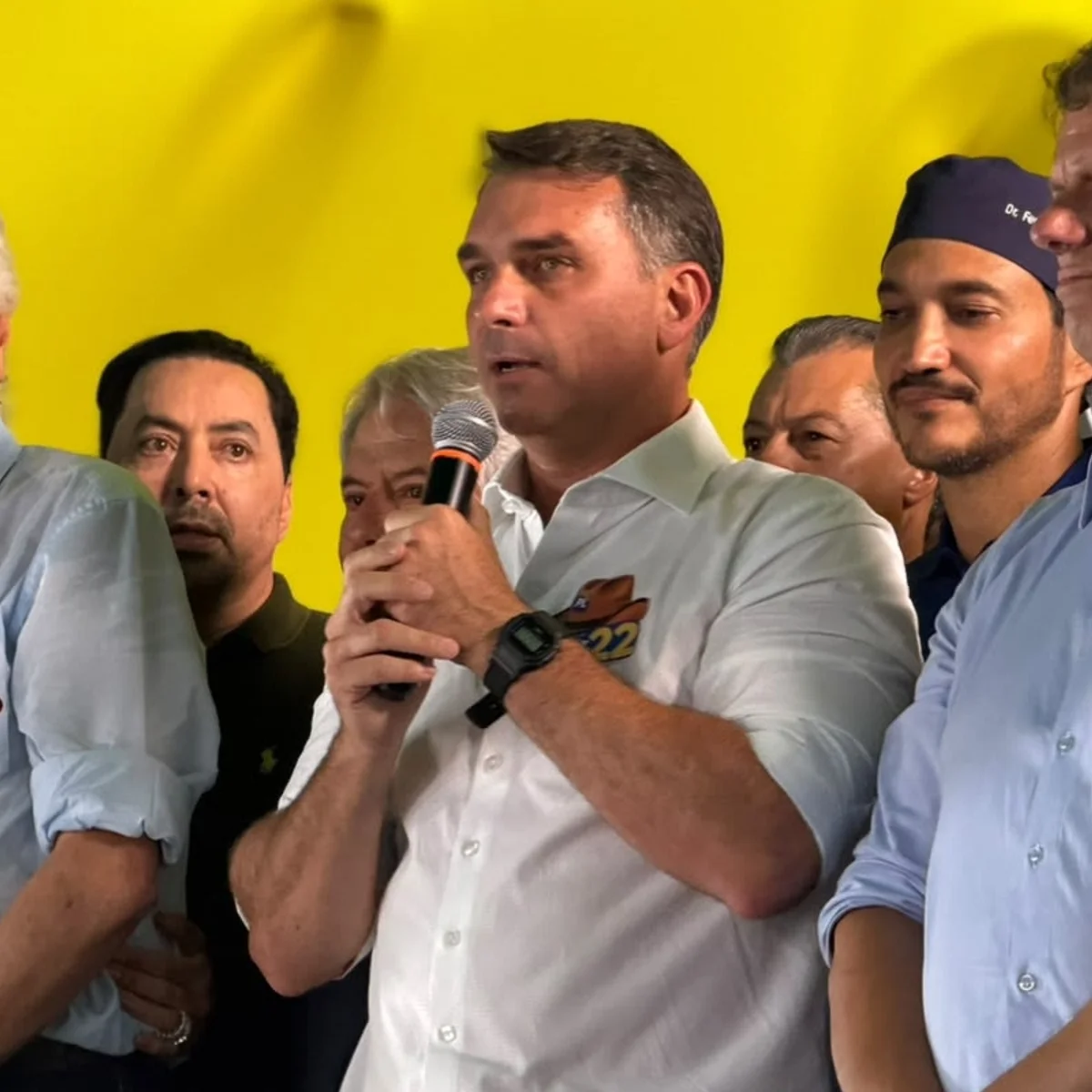 Flávio promete “mudar Constituição para redemocratizar o país”