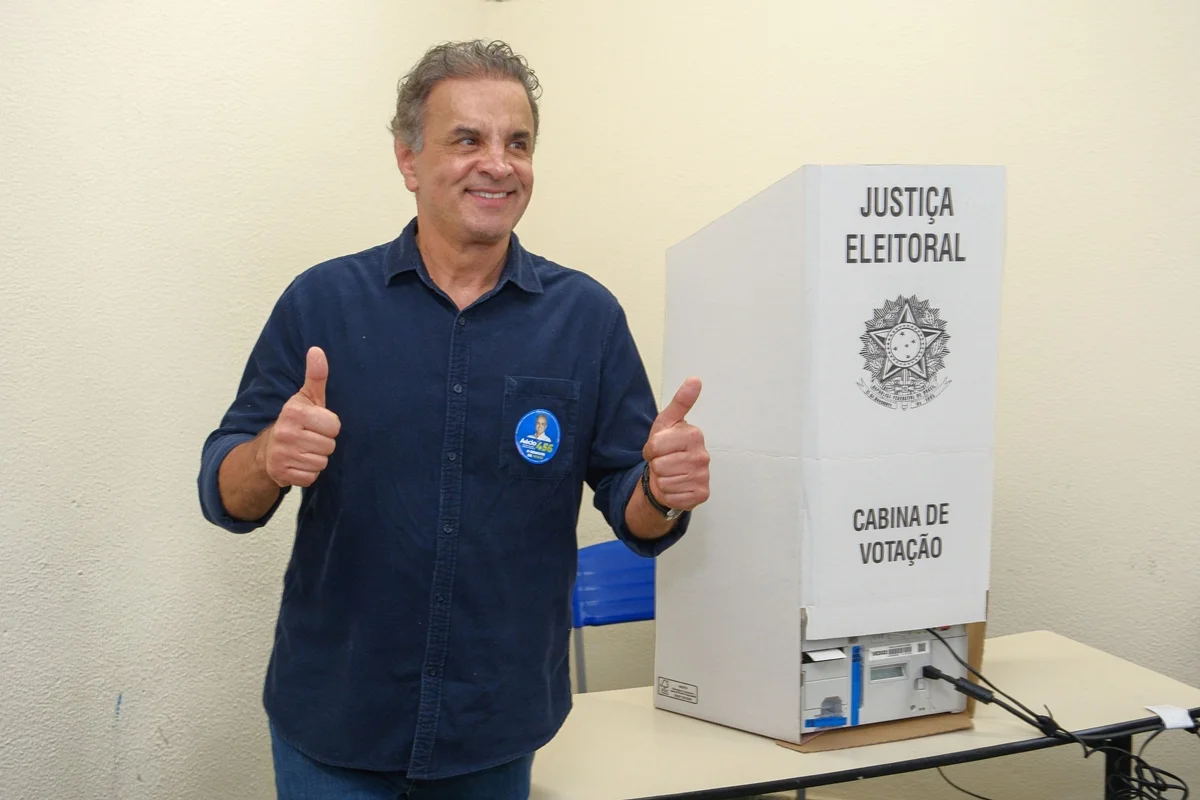 Candidato ao Senado, Aécio Neves vota em escola de BH: “Estou otimista”