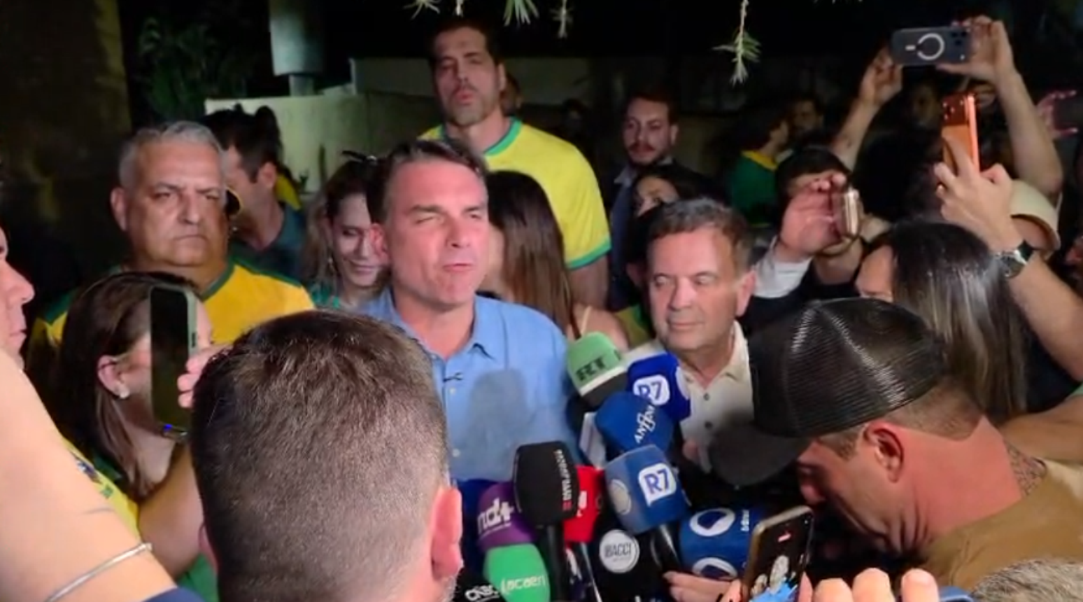 Entrevista de Fl&aacute;vio Bolsonaro (PL) ap&oacute;s o resultado do 1&ordm; turno