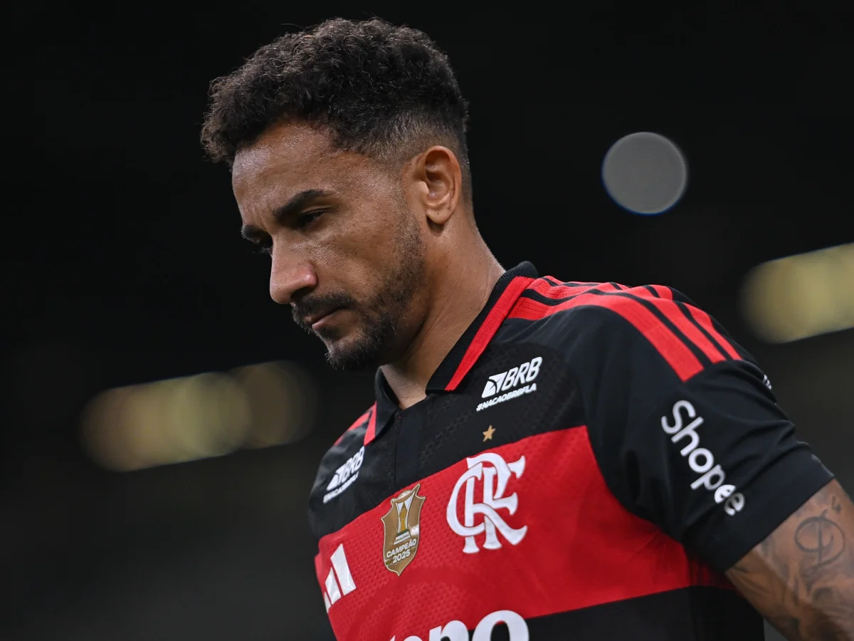 Flamengo: cirurgia de Danilo para corrigir fraturas é bem-sucedida
