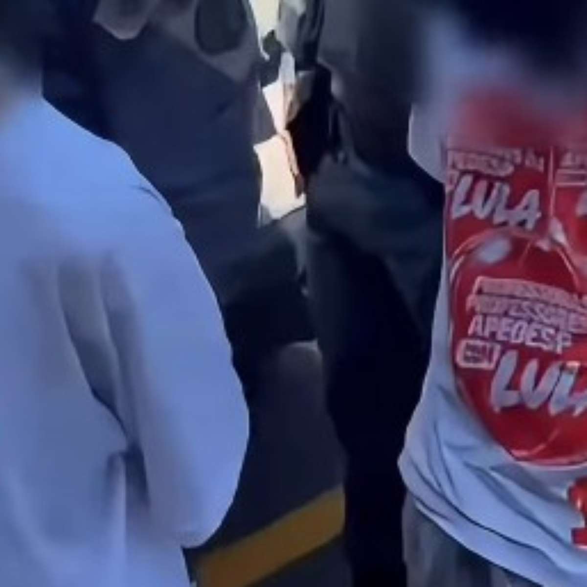 Ouvidoria pede afastamento de PMs após denúncias de que presos foram obrigados a vestir camisetas do PT