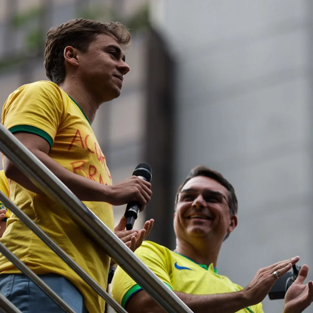 Flávio segue dica de Nikolas e propõe "Pai-Nosso" em fala final de debate
