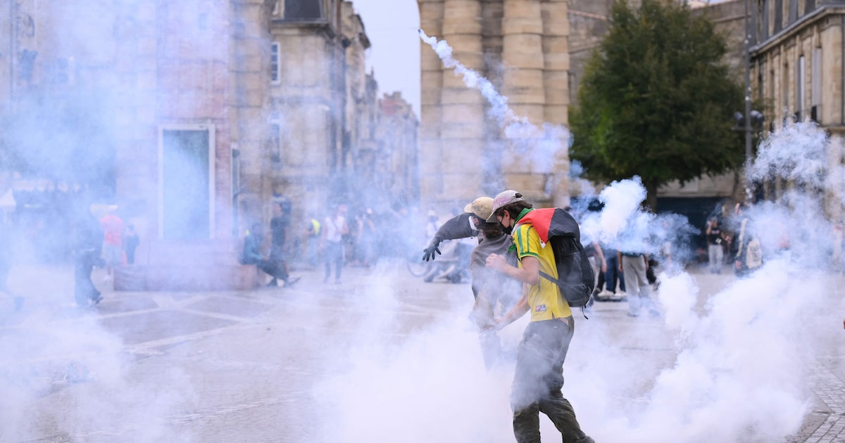 França suspende granadas de efeito moral após adolescente ser mutilado em protesto estudantil