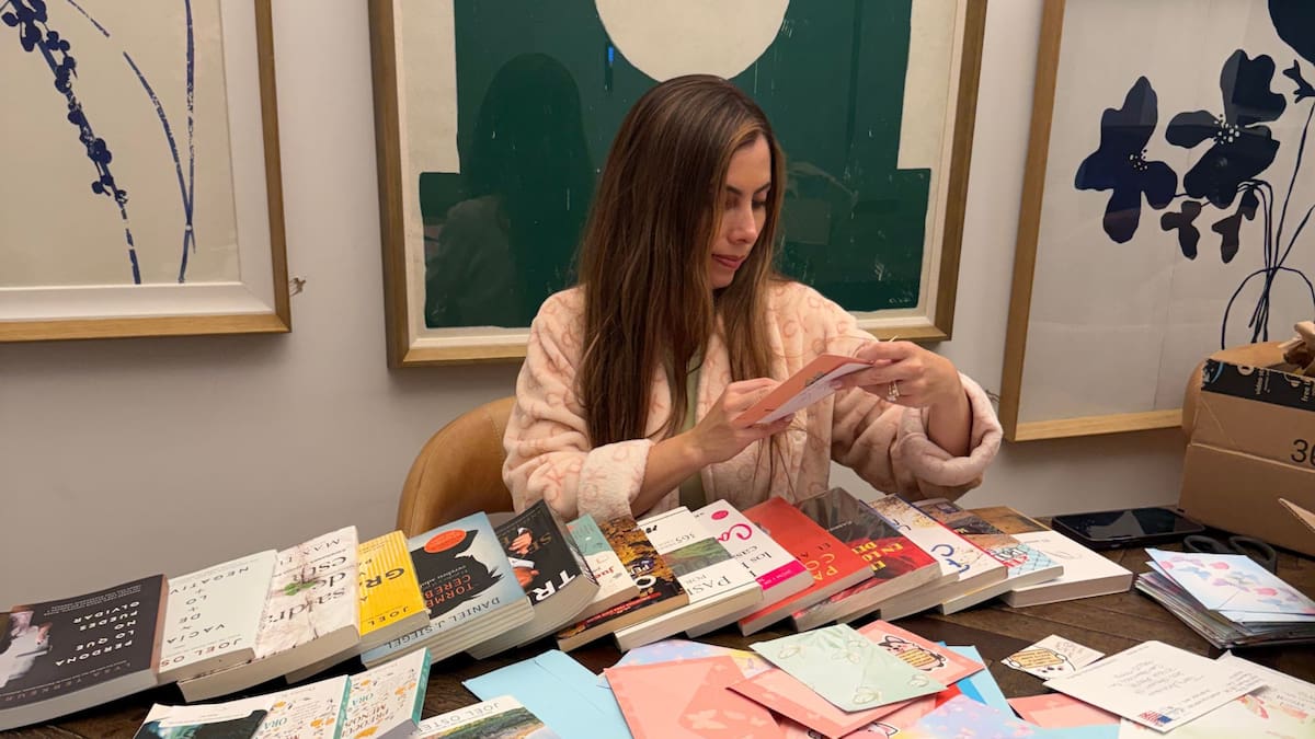 La iniciativa "Letras que abrazan" recolecta libros, biblias y cartas en español para los migrantes detenidos en el centro de detención donde estuvo