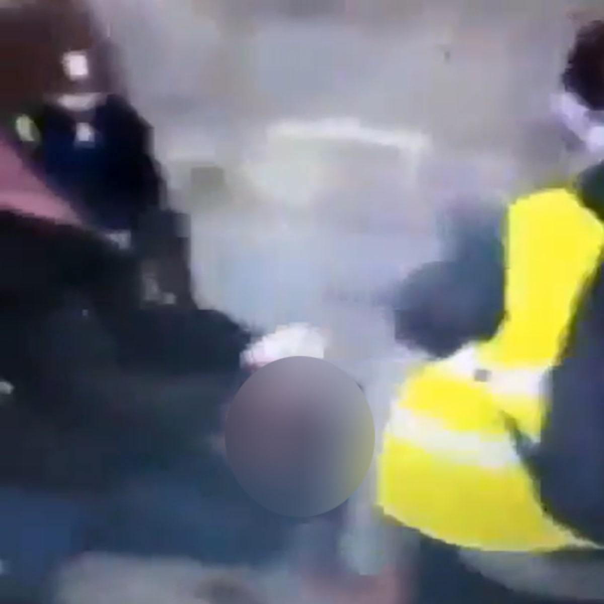 Adolescente perde a mão ao pegar granada atirada pela polícia durante protesto estudantil na França
