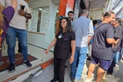 Vendedora mostra desnível e fachada quebrada na entrada de loja