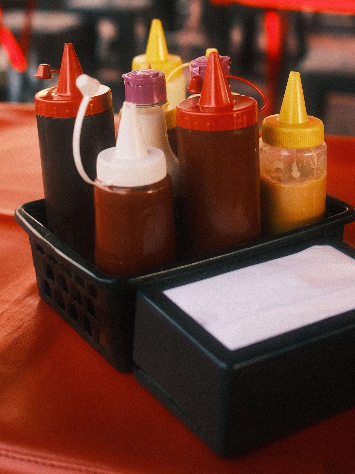 Bisnagas de ketchup e maionese serão proibidas em São Paulo; entenda a nova regra