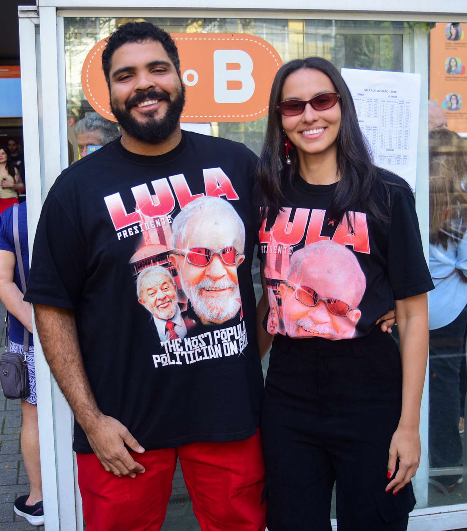 Paulo Vieira e esposa chegando para votar na regiao central em S&atilde;o Paulo Fotos