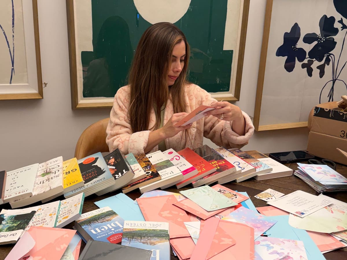 La iniciativa "Letras que abrazan" recolecta libros, biblias y cartas en español para los migrantes detenidos en el centro de detención donde estuvo