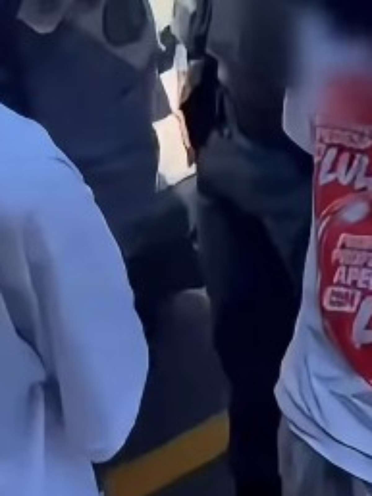 Ouvidoria pede afastamento de PMs após denúncias de que presos foram obrigados a vestir camisetas do PT