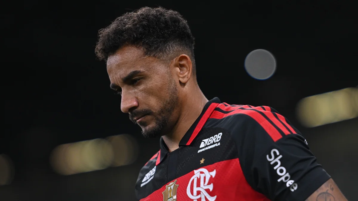 Flamengo: cirurgia de Danilo para corrigir fraturas é bem-sucedida