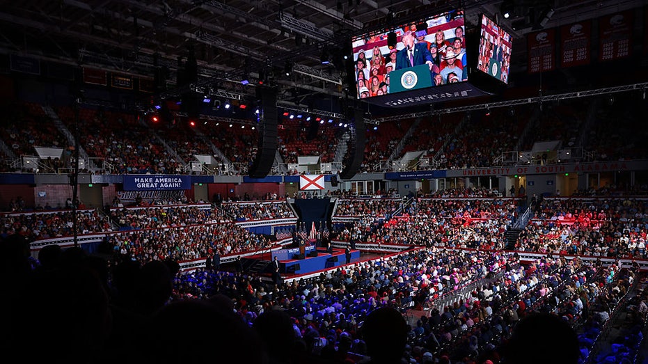 Três estudantes universitários enfrentam acusações federais por supostas ameaças contra Trump antes de um comício no campus