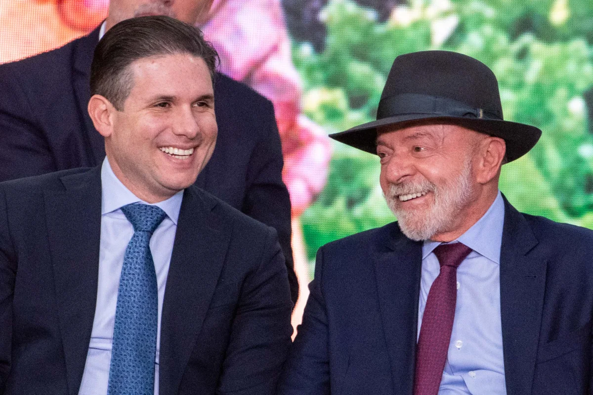 Eleito com PL e PT, Hugo Motta escolheu Lula e agora vê Sóstenes na fila