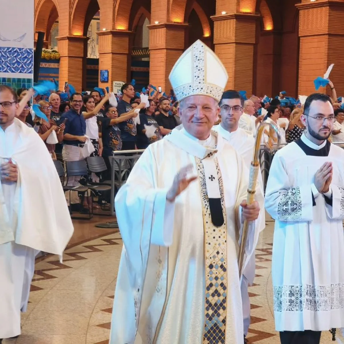 Em missa em Aparecida, arcebispo fala em "não odiar quem pensa diferente"