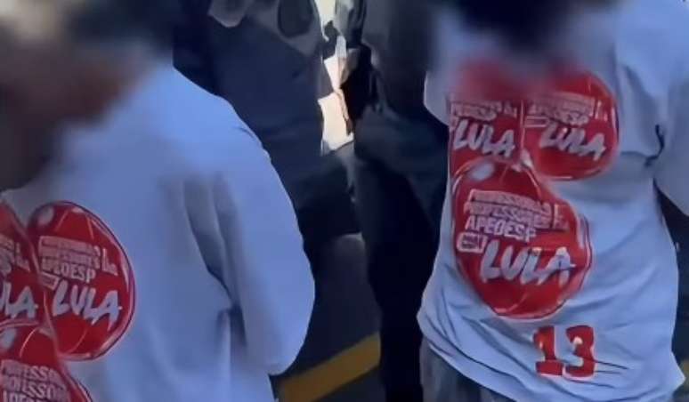 Ouvidoria pede afastamento de PMs após denúncias de que presos foram obrigados a vestir camisetas do PT