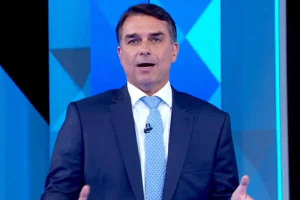 Flávio segue dica de Nikolas e propõe “Pai-Nosso” em fala final de debate - destaque galeria