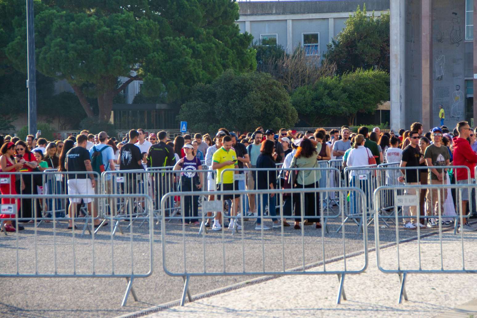 Eleição 2026: Eleitores brasileiros aguardam na fila para entrar nos locais de votação da Universidade de Lisboa