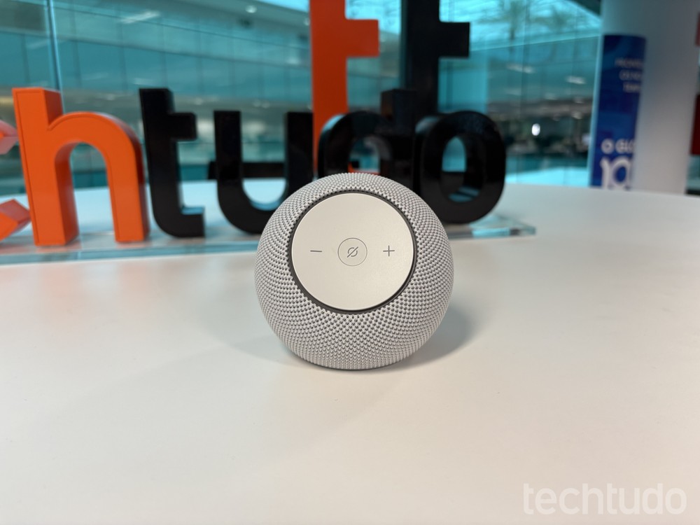 A nova geração do Echo Dot Max chega com modelo bem compacto — Foto: Reprodução / TechTudo