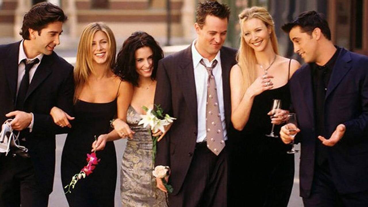 A irmã de Matthew Perry relembra a reunião emocional do elenco de 'Friends' no funeral; revela que Jennifer Aniston, Courteney Cox, Lisa Kudrow, Matt LeBlanc e David Schwimmer 'ficaram ao seu redor, chorando'